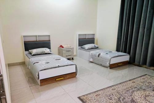 Ţaymissahにあるاستراحة الاصالة alasalahのベッド3台が備わる客室です。