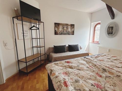 Ένα ή περισσότερα κρεβάτια σε δωμάτιο στο Schöne 2 Zimmer Wohnung am Zentrum von Naumburg