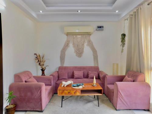 Posezení v ubytování Serene Hemkunt 1BHK Home in GK1