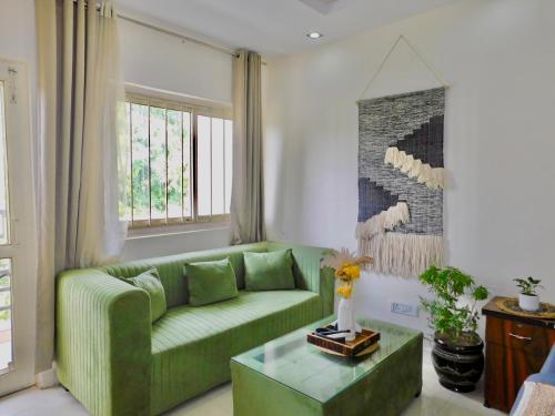 Posezení v ubytování Serene Hemkunt 1BHK Home in GK1