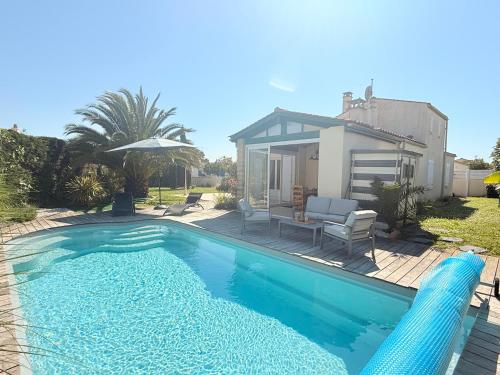 Au bord de la piscine pres de la plage