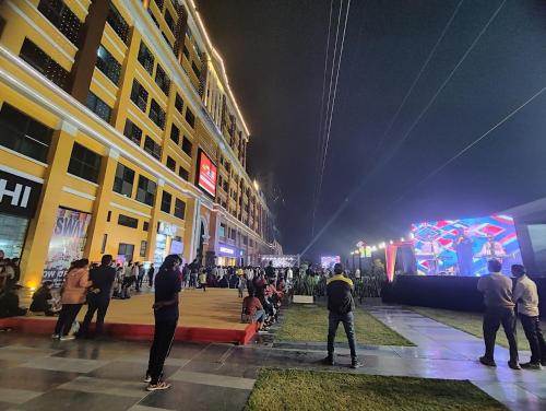 Clients de l'établissement Luxuries Stay in Noida with Swimming Pool #Night Club #Party #Cafe at Mall - GHUMLOO