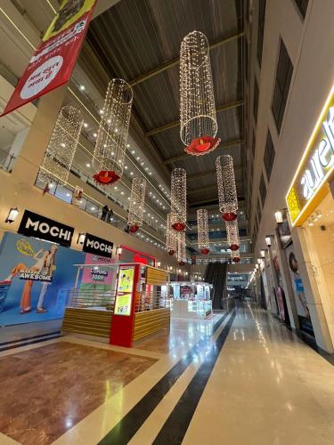 Photo de la galerie de l'établissement Luxuries Stay in Noida with Swimming Pool #Night Club #Party #Cafe at Mall - GHUMLOO, à Noida