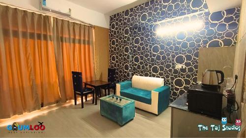 Coin salon dans l'établissement Luxuries Stay in Noida with Swimming Pool #Night Club #Party #Cafe at Mall - GHUMLOO
