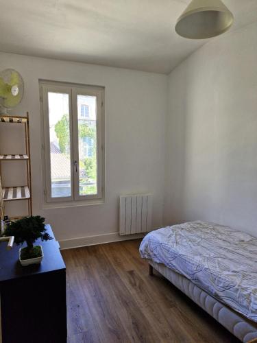 une chambre avec un lit et une fenêtre dans l'établissement Charmant appartement, en plein centre historique !, à Avignon