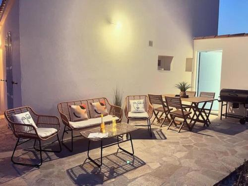 - un salon avec des chaises, des tables et un piano dans l'établissement Casa Lucia, à Aléria