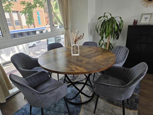 een eetkamer met een houten tafel en stoelen bij Beautiful 3-bed apartment at Swiss Cottage in Londen