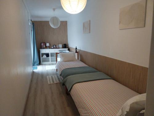a room with three beds in a room at O meu canto in Sintra