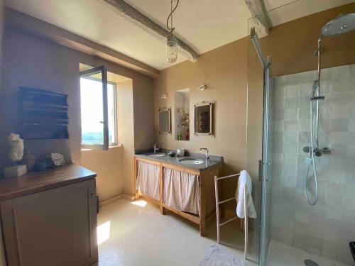 une salle de bain avec une douche et un lavabo et une douche dans l'établissement Maison ardéchoise avec panorama, à Sampzon
