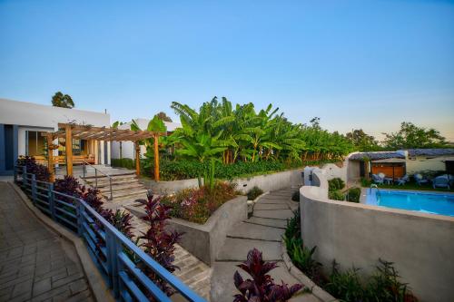 una casa con piscina junto a una valla en Pamoja Farm Villas, en Karatu