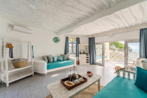un soggiorno con un divano e un tavolo di Chale Island Resort a Isola di Chale