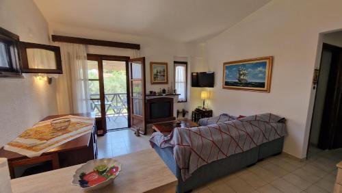 un salon avec un canapé et une table dans l'établissement Halkidiki Family House, à Kalivia Poligirou