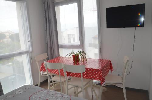 d'une salle à manger avec une table et une plante. dans l'établissement L'escale phare, à La Rochelle