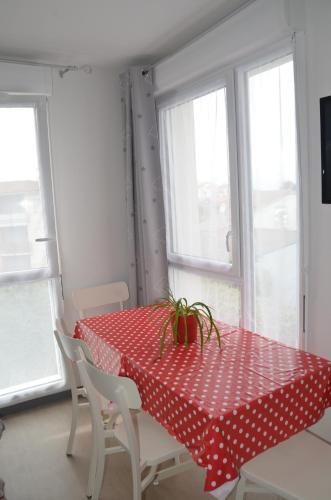 d'une table à manger avec un chiffon rouge et blanc à la polka. dans l'établissement L'escale phare, à La Rochelle