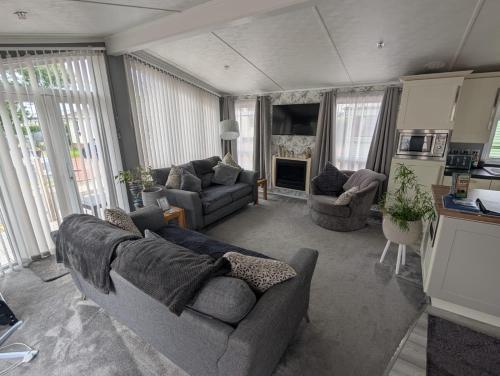 Posezení v ubytování A and C Lodge Plot 21 2 double bedrooms PLOT 21 With HOT TUB 1 pet only No Commercial Vans 4pm check in