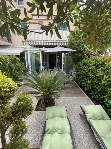 - deux oreillers installés au sol dans un jardin dans l'établissement Mistral Gagnant, à Fréjus