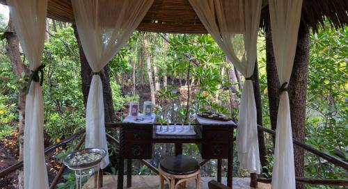 Κήπος έξω από το Chale Island Resort