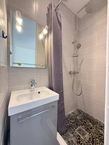 une salle de bain avec un lavabo et une douche dans l'établissement Idéal Tribu - Lac & Océan - 9p, à Sanguinet