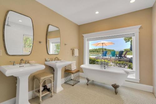 Et badeværelse på Beachfront Bungalow