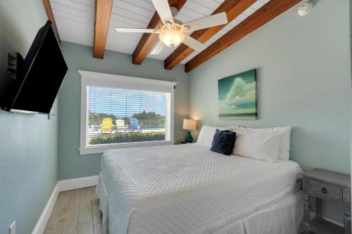 En eller flere senge i et værelse på Beachfront Bungalow