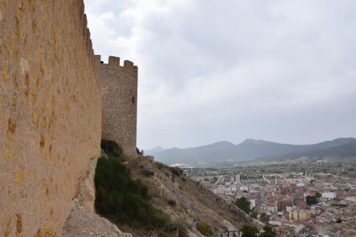 a castle on a hill with a city in the background at EL CHORRO Aire acondicionado Bar privado Barbacoa Amplios patios in Castalla