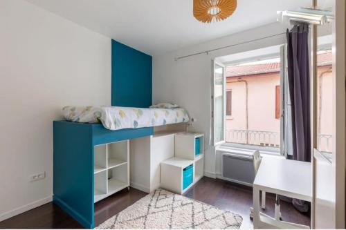 une chambre avec un lit, un bureau et une fenêtre dans l'établissement Le Collonges - Spacieux Pied à Terre proche Lyon, à Collonges-au-Mont-dʼOr