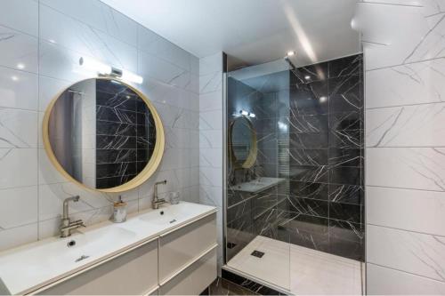 une salle de bain avec un lavabo, un miroir et une douche dans l'établissement Le Collonges - Spacieux Pied à Terre proche Lyon, à Collonges-au-Mont-dʼOr