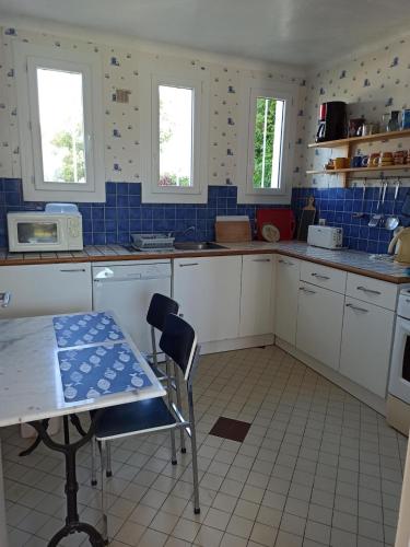 Photo de la galerie de l'établissement Morbihan Ambon maison proche mer, à Ambon