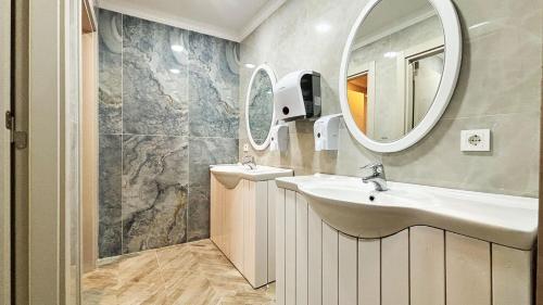 un baño con lavabo y espejo en Forum Residence Hotel, en Marmaris