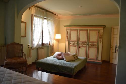 una camera da letto con un letto, una sedia e una finestra di La Casa di Stella a Sesto Fiorentino