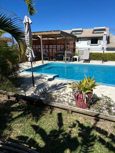 Piscina a La case vétyver o a prop