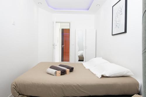 une chambre avec un lit avec deux serviettes dessus dans l'établissement Mimosas Lovers, à Cannes