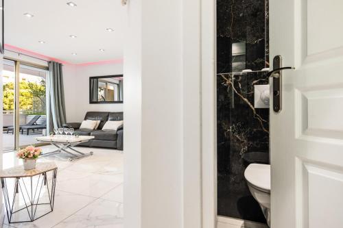 Il comprend un salon et une salle de bains pourvue de toilettes. dans l'établissement Mimosas Lovers, à Cannes