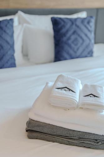 Letto o letti in una camera di 1412 Wyndham Gardens Elegant Pool Condo