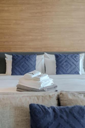 Letto o letti in una camera di 1412 Wyndham Gardens Elegant Pool Condo
