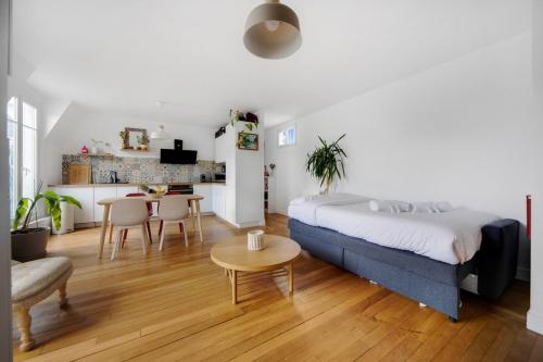 une chambre avec un lit et une salle à manger dans l'établissement Wow view top Paris City centre, à Paris