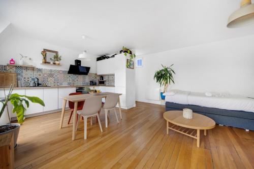 un salon avec un canapé et une table dans l'établissement Wow view top Paris City centre, à Paris