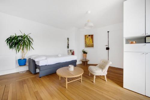 un salon avec un lit et une table dans l'établissement Wow view top Paris City centre, à Paris