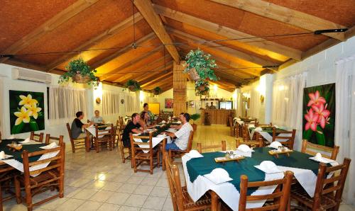 En restaurant eller et spisested på Kosrae Nautilus Resort