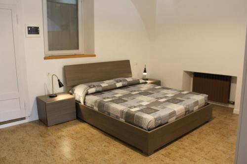 een slaapkamer met een groot bed in een kamer bij Studio Zu - Lakeside Apartment in Riva di Solto