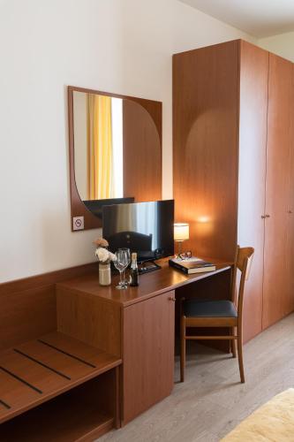 a room with a desk with a computer and a chair at Hotel Mary Rose in Lazise