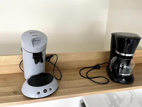 a coffee maker sitting on a counter next to a blender at Joli appartement au centre de Nieppe in Nieppe