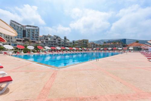 Piscina a Aqualand Hotel & Resort o a prop