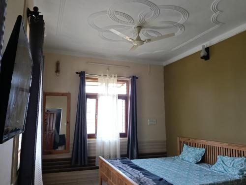 Ένα ή περισσότερα κρεβάτια σε δωμάτιο στο Niharika Homestay