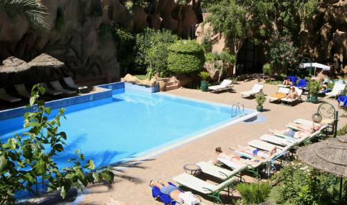 منظر المسبح في Imperial Holiday Hôtel & spa او بالجوار