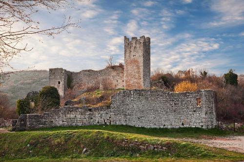 an old castle sitting on top of a hill at Lara Holiday Home in Kanfanar
