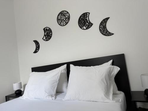 a bedroom with a bed with black butterflies on the wall at Petit appartement central Chimay in Chimay