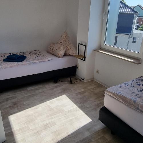 a small bedroom with two beds and a window at Ferienwohnung zur Schmiede in Prödel