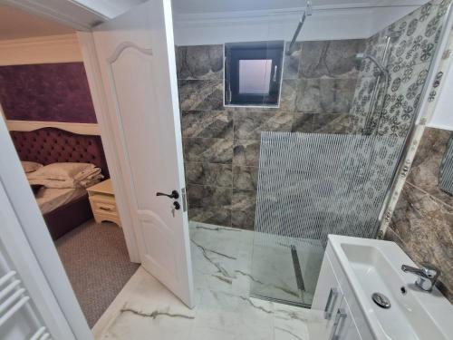 Et badeværelse på CASA COCA - La 100 m de Strandul Arinis si 200m de CENTRU - Gura Humorului