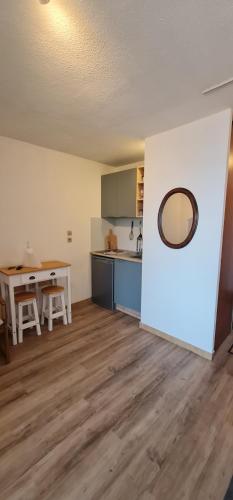 un salon avec une cuisine et une table dans l'établissement L'Horizon vue mer, à La Seyne-sur-Mer